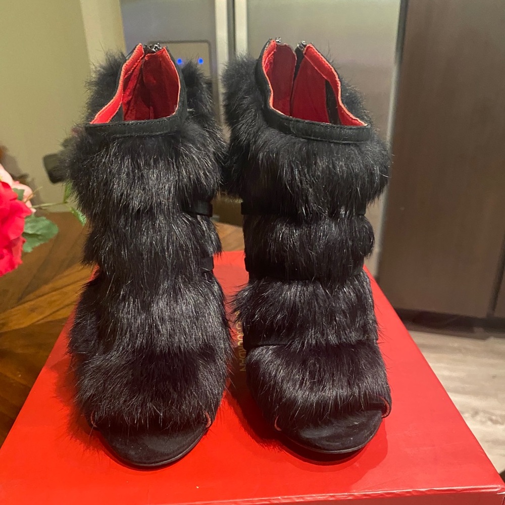 Beautiful fur sandals!!